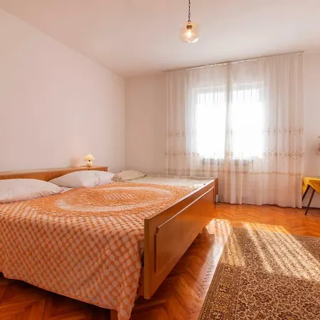 Irena's Place A2 * Ρόβινι